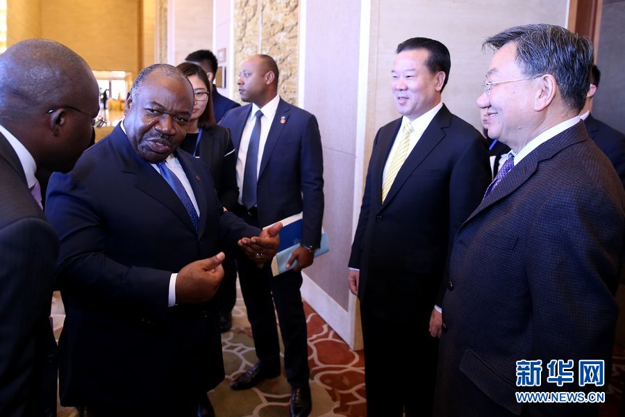 12月8日，加蓬总统邦戈（左）在中非产能合作—加蓬推介会上和与会的中方人员交流。新华社记者 张玉薇 摄.jpg