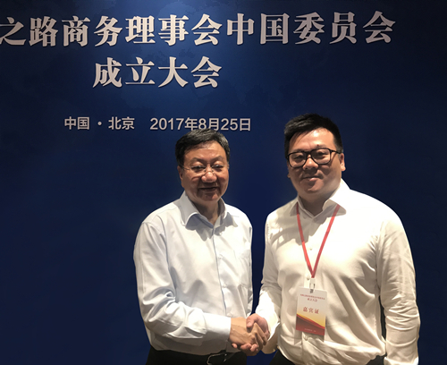 中国贸促会、中国国际商会会长姜增伟与宜华资本董事长、宜华健康董事总经理刘壮青亲切握手_副本.jpg