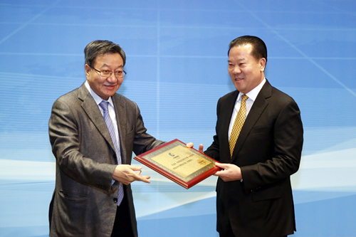 3-中国贸促会、中国国际商会会长姜增伟向中国国际商会副会长、宜华集团董事局主席刘绍喜颁发聘任牌匾_副本.jpg 3-中国贸促会、中国国际商会会长姜增伟向中国国际商会副会长、宜华集团董事局主席刘绍喜颁发聘任牌匾_副本.jpg