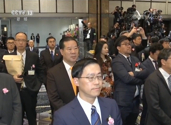 中国国际商会副会长、宜华集团董事局主席刘绍喜在中日和平友好条约缔结40周年纪念活动上聆听演讲.png 中国国际商会副会长、宜华集团董事局主席刘绍喜在中日和平友好条约缔结40周年纪念活动上聆听演讲.png